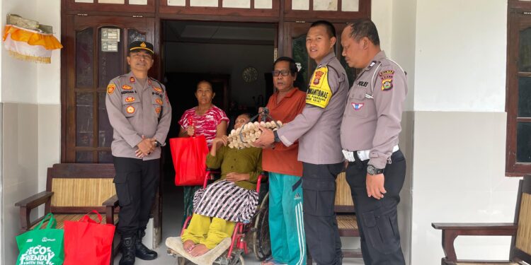 Polsek Pupuan Berikan Tali Kasih kepada Kaum Disabilitas di Desa Sai