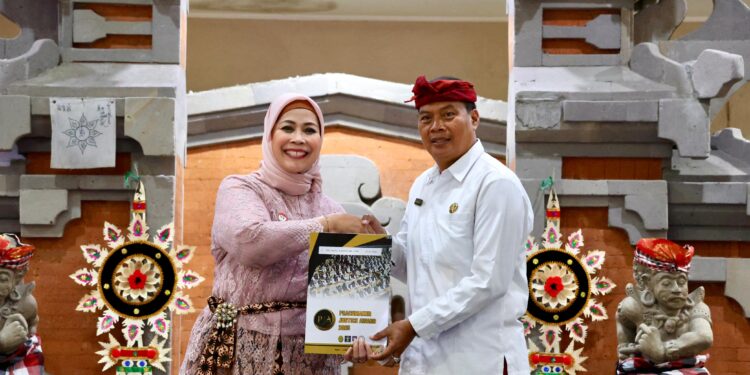Kakanwil Kemenkum Bali Serahkan Sertifikat Non Litigation Peacemaker kepada 36 Kepala Desa/Lurah