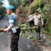 Sinergisitas Polsek Baturiti dan Forkopimcam Bersihkan Sisa Tanah Longsor di Desa Apuan