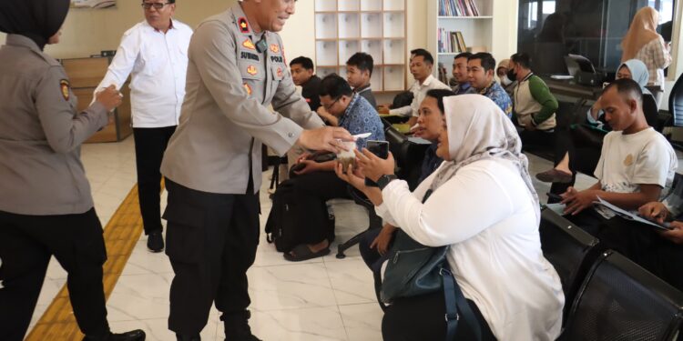 Siapkan Makanan Gratis untuk Pemohon SKCK, Polres Mojokerto Kota Hadirkan Layanan Prima yang Humanis