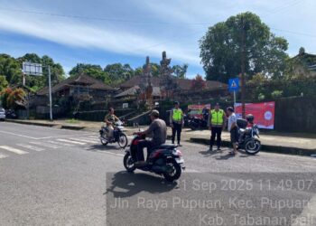 Personel Polsek Pupuan Siaga di Persimpangan Ciptakan Arus Lalu Lintas Tetap Lancar