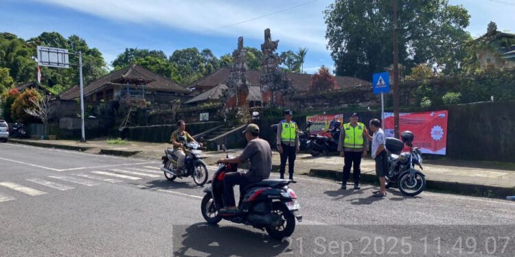 Personel Polsek Pupuan Siaga di Persimpangan Ciptakan Arus Lalu Lintas Tetap Lancar