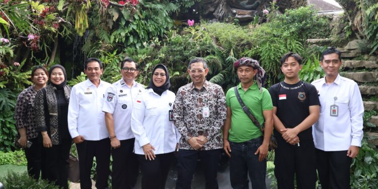 Serahkan Sertifikat Merek “Sari Timbul”, Bukti Nyata Sinergi Kanwil Kemenkum Bali dan DJKI Dukung UMKM Kreatif