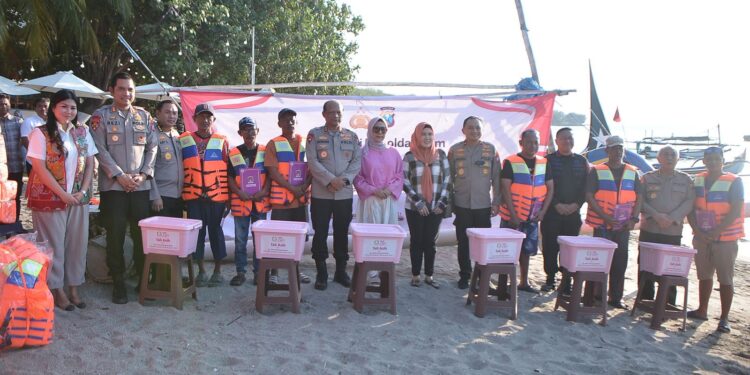 Kapolda Jatim Kunjungi Kelompok Nelayan dan Sadar Wisata di Pantai Pasir Putih Situbondo, Beri Bantuan Alat Keselamatan dan Sembako