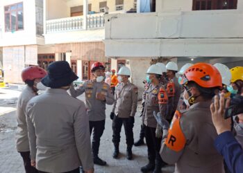 Tim SAR Brimob Polda Jatim Sisir Puing Bangunan Roboh di Ponpes Al Khoziny