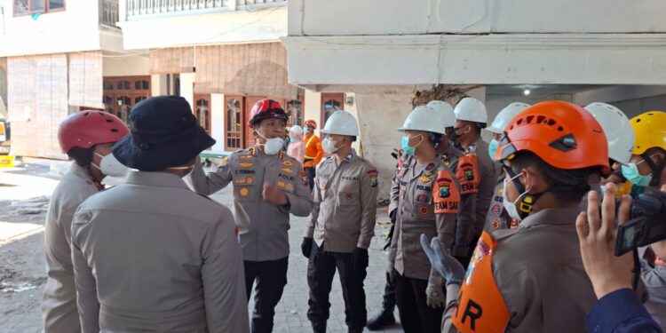 Tim SAR Brimob Polda Jatim Sisir Puing Bangunan Roboh di Ponpes Al Khoziny