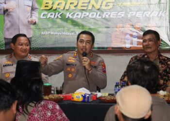 Dekatkan dengan Masyarakat, Kapolres Tanjung Perak Gelar Cangkrukan dan Bagikan 300 Kunci Ganda