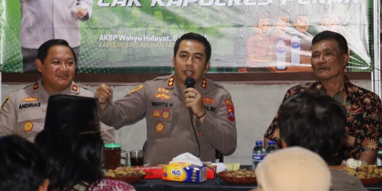 Dekatkan dengan Masyarakat, Kapolres Tanjung Perak Gelar Cangkrukan dan Bagikan 300 Kunci Ganda