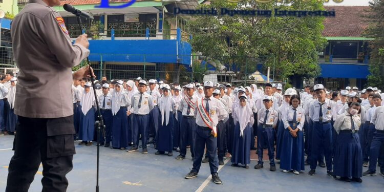 Pesan Kasat Binmas Polres Tanjung Perak di SMPN 7 Surabaya: Jauhi Narkoba Dan Judi Online