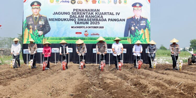 Kapolda Jatim Pimpin Penanaman Jagung Serentak Kwartal IV di Mojokerto Pakai Benih Eco Bhayangkara