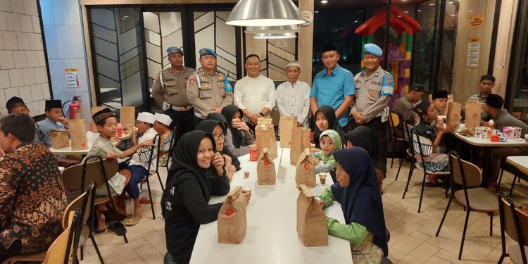 Polresta Sidoarjo Berbagi, Ajak Anak Yatim Makan Malam Bergizi