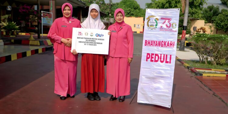 Semangat Sumpah Pemuda, SPN Polda Jatim dan Bhayangkari Beri Apresiasi Pelajar Berprestasi