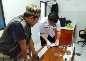 Sidokkes Polres Nganjuk Cek Bahan dan Makanan Di SPPG Pace