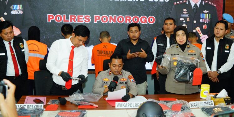 Polres Ponorogo Amankan Pasutri Diduga Jual Senpi Rakitan