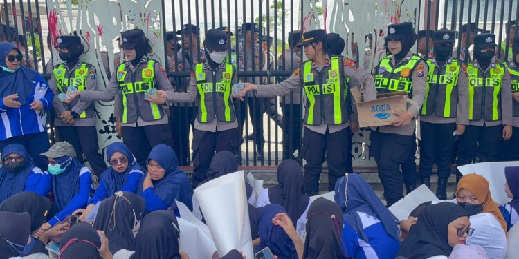 Polwan Bojonegoro Berbagi Air Mineral kepada Massa Unjuk Rasa