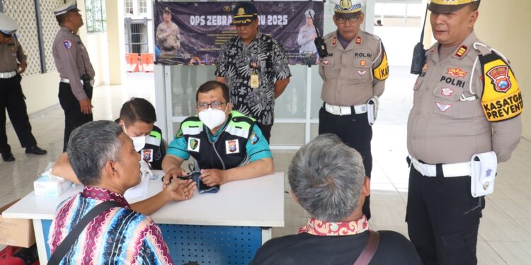 Operasi Zebra Semeru 2025, Polres Pelabuhan Tanjung Perak Lakukan Ramp Check hingga Tes Urine Di Terminal Ampel Surabaya
