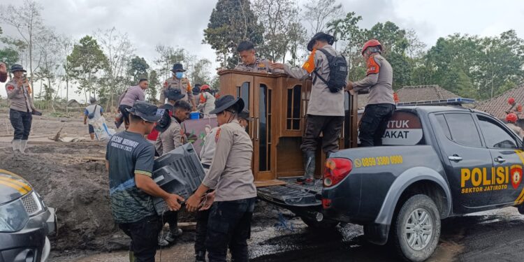 Polda Jatim Bantu Warga Evakuasi Barang Berharga di Tengah Erupsi Gunung Semeru