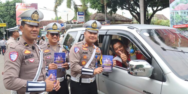 Operasi Zebra Semeru Polres Magetan Berbagi Bunga dan Coklat Ajak Warga Tertib Lalin