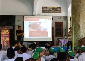 Polres Kediri Beri Edukasi Bahaya Narkoba kepada Para Santri