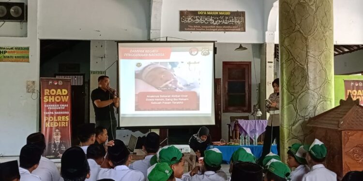 Polres Kediri Beri Edukasi Bahaya Narkoba kepada Para Santri