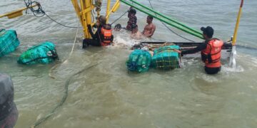 Kapal Slerek Milik Warga Camplong Sampang Diterjang Gelombang