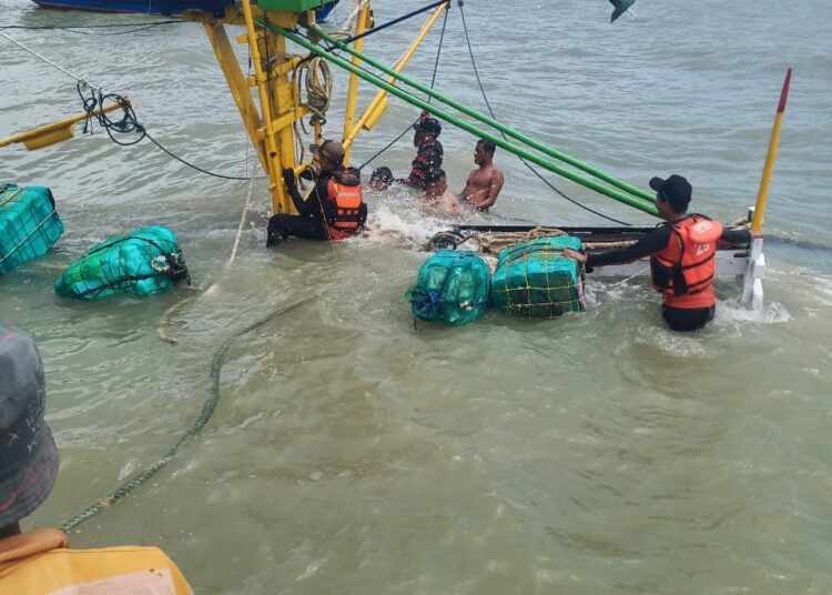Kapal Slerek Milik Warga Camplong Sampang Diterjang Gelombang