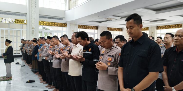 Polresta Sidoarjo Gelar Sholat Ghaib dan Doa Bersama untuk Korban Bencana Aceh Sumatera