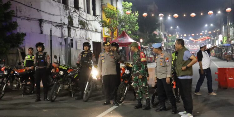 Jelang Nataru, Polres Pelabuhan Tanjung Perak Gelar Patroli Skala Besar Gabungan TNI – polri