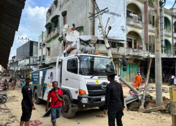 Personel Brimob Kawal Penormalan Listrik Di Aceh Tamiang
