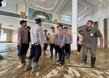 Kapolri Tinjau Pembersihan SD dan Masjid Terdampak Bencana Alam Di Aceh Tamiang