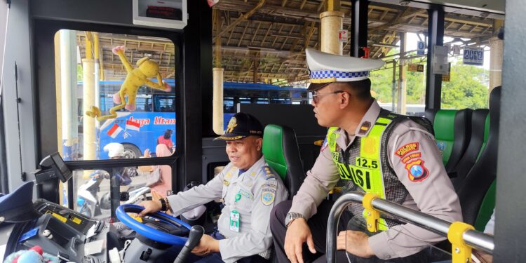 Polres Gresik Gandeng Dishub Gelar Ramcheck Armada Bus Jelang Nataru