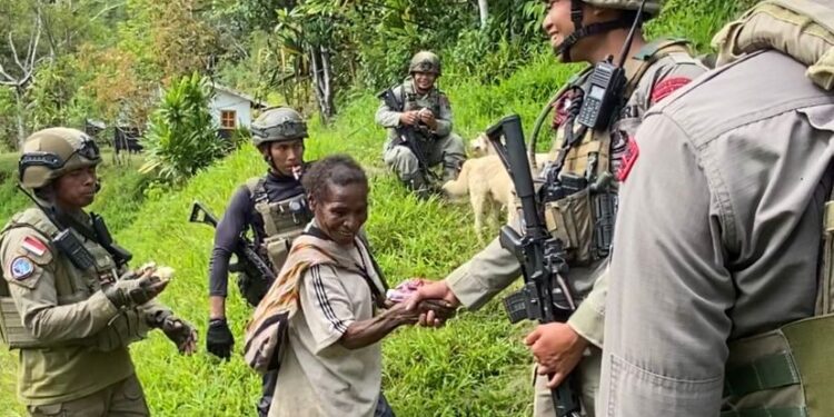 Patroli Humanis Satgas Ops Damai Cartenz di Kampung Apom Kiwirok, Pererat Kedekatan dengan Warga