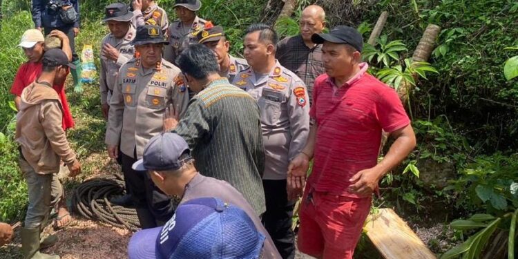 Polres Probolinggo Bersama Warga Bersihkan Material Pascabanjir Bandang Di Tiris