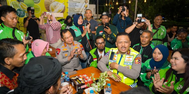 Kakorlantas Ngopi Bareng Driver Ojol Surabaya Sampaikan Pesan Kapolri
