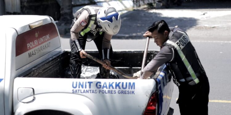 Polantas Polres Gresik Tambal Jalan Berlubang Demi Keselamatan Pengendara