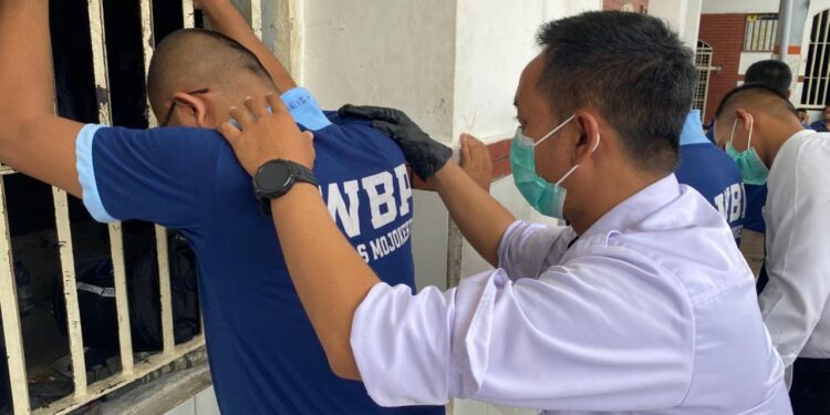 TINDAK LANJUT ARAHAN DIRJENPAS, LAPAS MOJOKERTO RUTINKAN RAZIA KAMAR HUNIAN DI TENGAH KONDISI OVERCROWDED